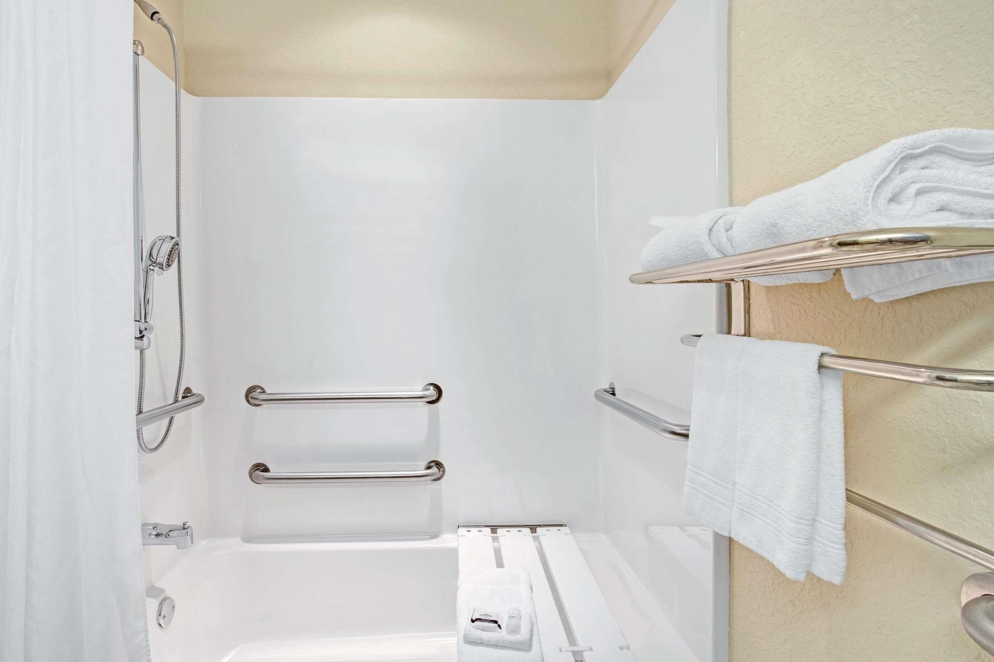 Microtel Inn & Suites By Wyndham Brooksville Ridge Manor Екстер'єр фото
