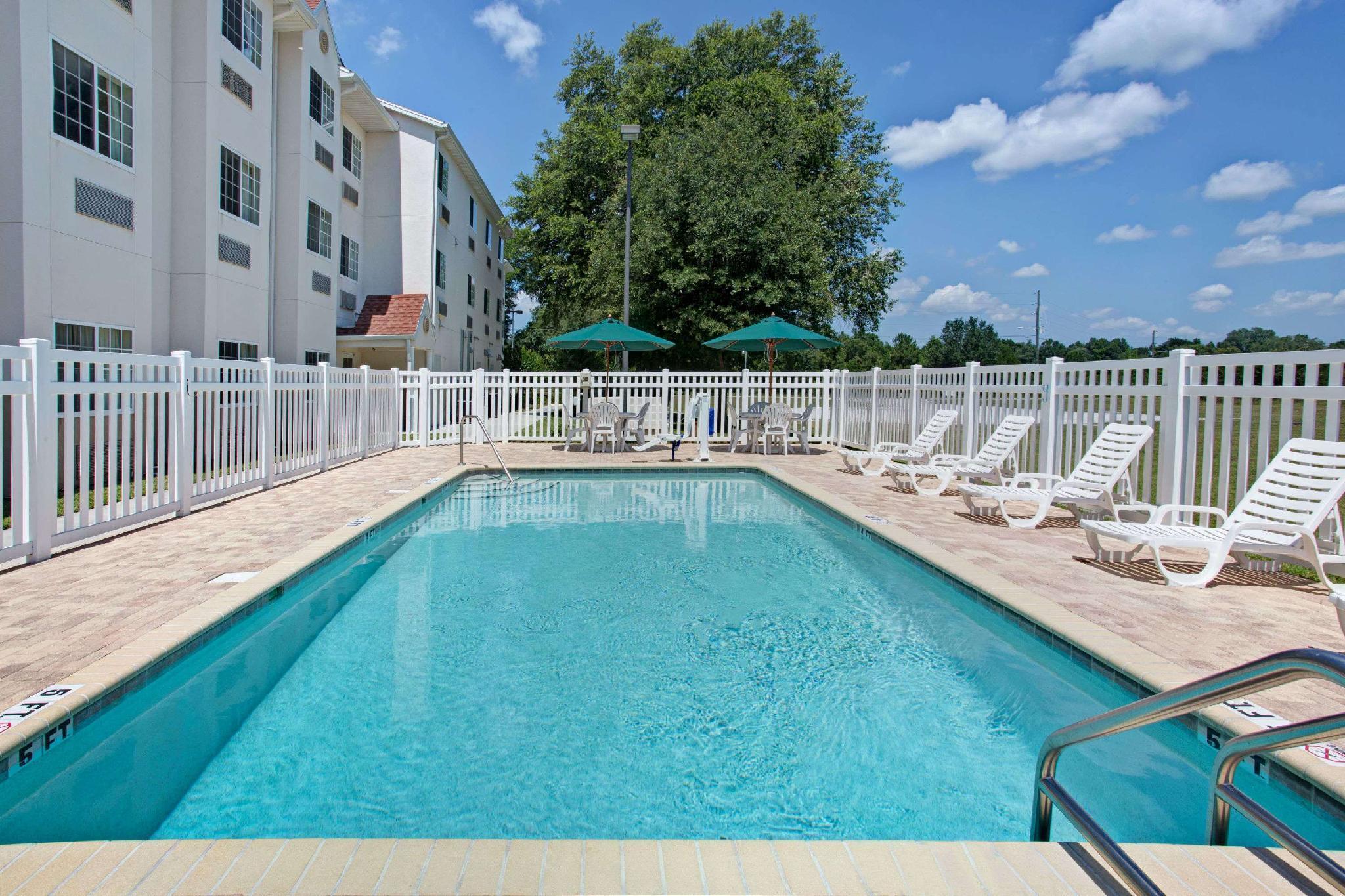 Microtel Inn & Suites By Wyndham Brooksville Ridge Manor Екстер'єр фото