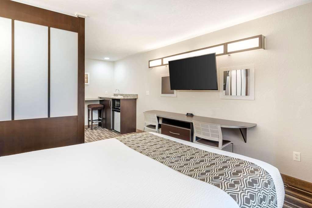 Microtel Inn & Suites By Wyndham Brooksville Ridge Manor Номер фото